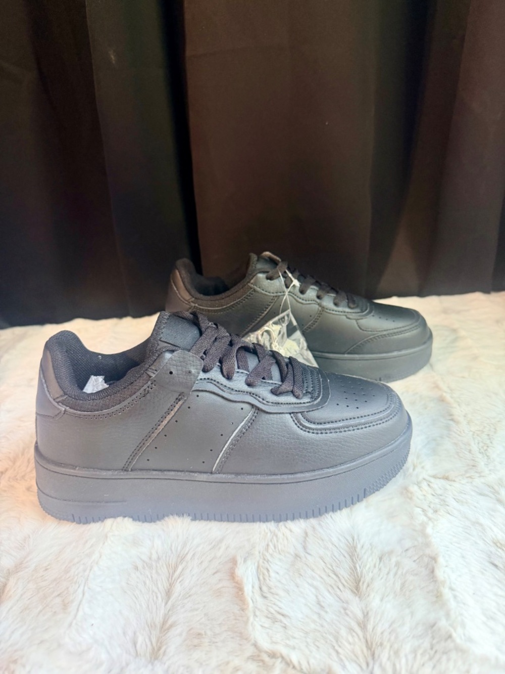 Berness Black Low-Top Sneakers With A Silver Butterfly Chain - Picture 4 of 9